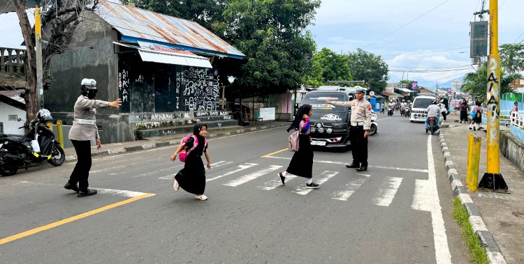 Sat Lantas Polres Flotim Bantu Seberangkan Anak Sekolah