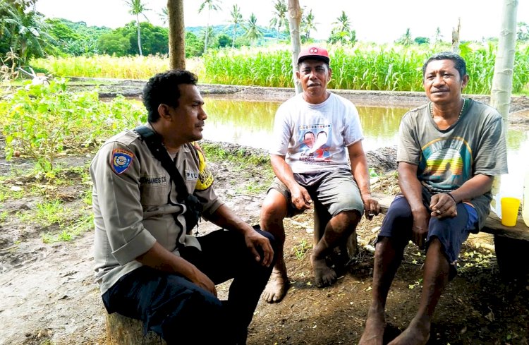 Bhabinkamtibmas Bripka Henson Sambangi Warga, Himbau Dukung Program Pemerintah di Bidang Pertanian