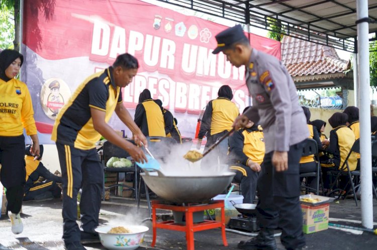 Buka Dapur Umum, 3.000 Paket Nasi Dibagikan Polres Brebes Bantu Warga Terdampak Banjir