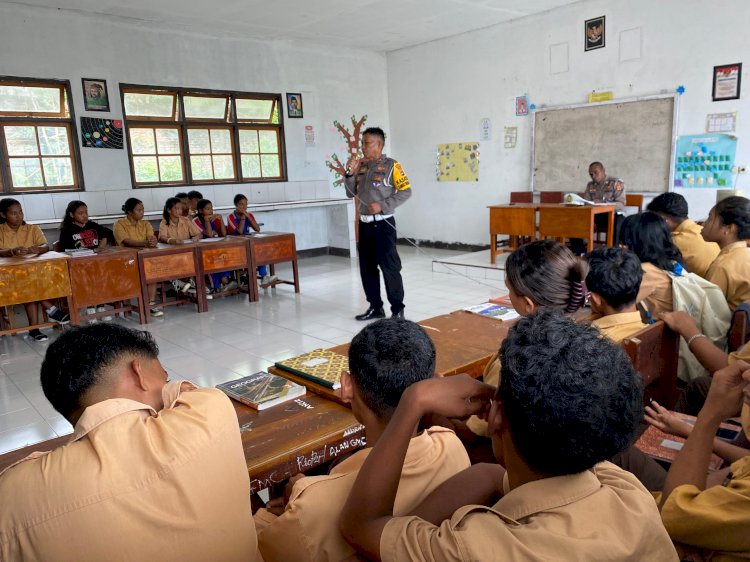 Ops Keselamatan 2025, Sat Lantas Polres Flores Timur Kunjungi SMA PGRI Sosialisasikan Tertib Berlalu Lintas