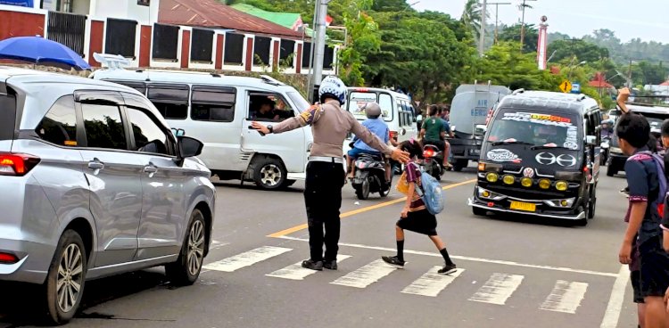 Bantu Seberangkan Pelajar, Inilah Giat Rutin Sat Lantas Polres Flotim