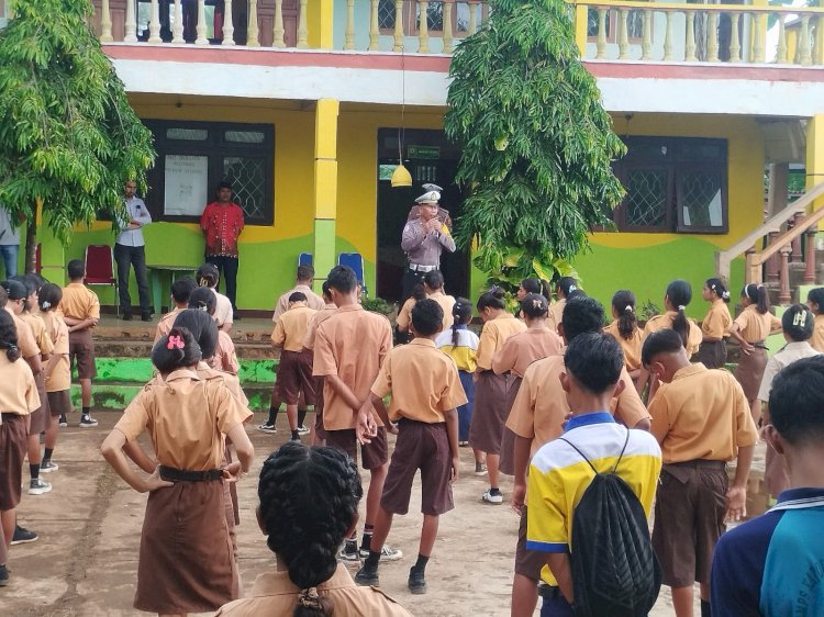 Satlantas Polres Flotim menggelar sosialisasi terkait Operasi Keselamatan di SMPK Santo Yusuf Larantuka