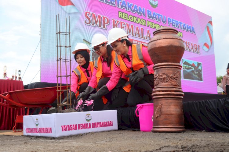 Ketum Yayasan Kemala Bhayangkari Letakkan Batu Pertama Pembangunan SMP Kemala Bhayangkari di Karanganyar