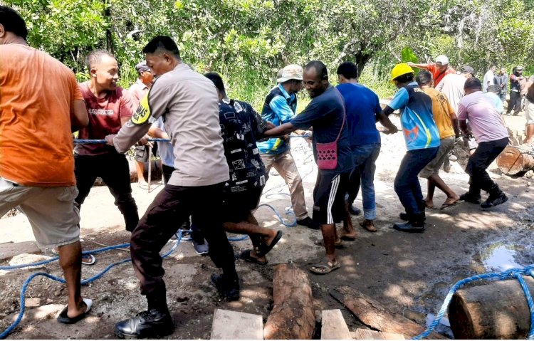 Anggota Pospol Tanjung Bunga Bantu Perbaikan Jembatan Rusak di Desa Ratulodong