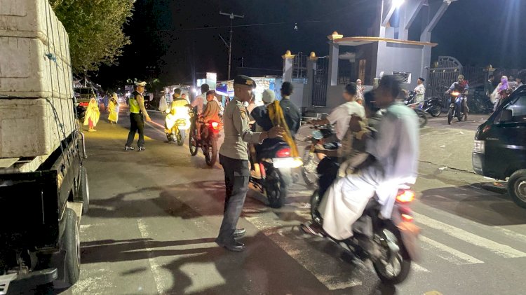 Personel Polres Flotim Laksanakan Pengamanan Sholat Tarawih di Masjid As Syuhada