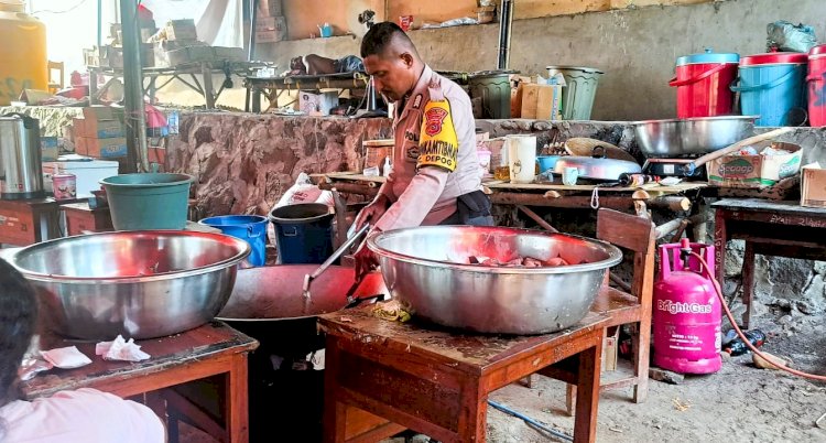 Peduli Korban Erupsi Gunung Lewotobi, Polres Flotim Bantu Warga Memasak