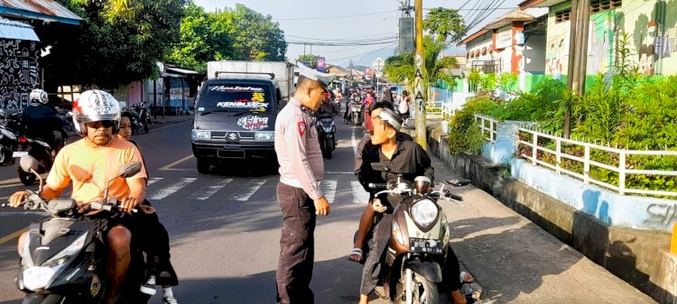 Tingkatkan Kesadaran Masyarakat, Sat Lantas Polres Flotim Tegur Pengendara Motor