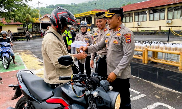 Bagikan Takjil, Kapolres Flores Timur : Mari berlomba Mencari Keberkahan