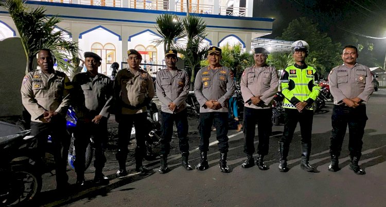 Kapolres Flotim Turun Langsung Pengamanan Sholat Tarawih di Masjid AL-AMIN Weri