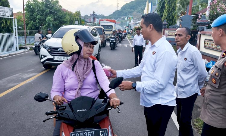 Sat Reskrim Polres Flores Timur Bagikan Takjil untuk Masyarakat