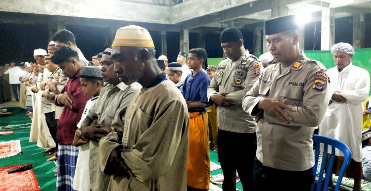 Safari Ramadhan, Polres Flotim Shollat Tarawih di Masjid Al' Munawar