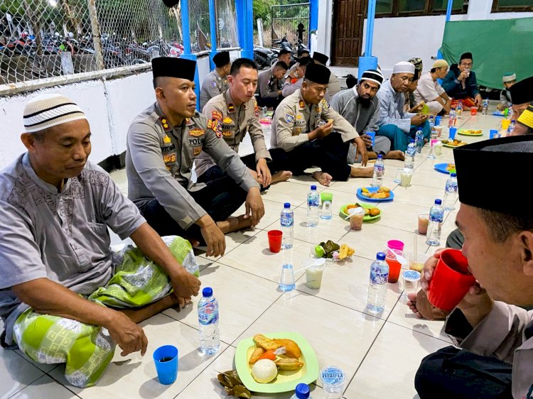 Kapolres Flores Timur AKBP I Nyoman Putra Sandita Buka Puasa Bersama di Masjid Al-Mujahidin