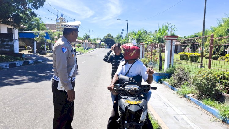 Tingkatkan Kesadaran, Satlantas Polres Flotim Ajak Warga Tertib Berlalu Lintas
