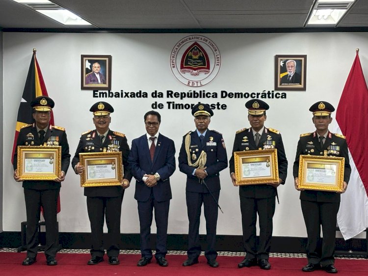 Kapolri dan Empat Pati Polri Terima Penghargaan Tertinggi dari Pemerintah Timor Leste