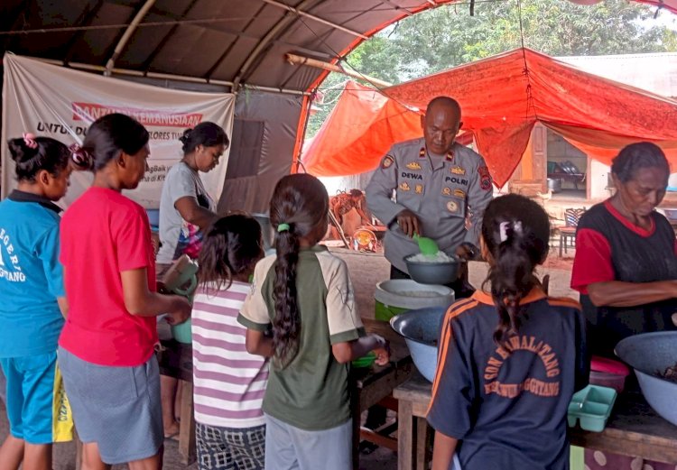 Peduli Sesama, Polres Flores Timur Bantu Siapkan Makan Pagi Bagi Pengungsi Erupsi Gunung Lewotobi