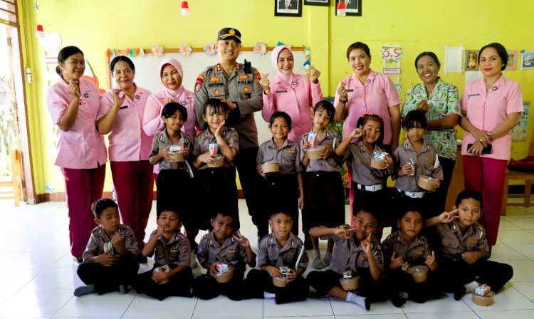 Kapolres Flotim dan Ketua Bhayangkari Bagikan Makanan Bergizi ke Anak-anak TKK Kemala Bhayangkari 06 Larantuka
