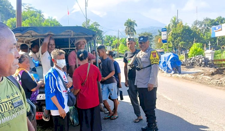 Viral! Polisi Keliling Pasar, Ingatkan Warga Soal TPPO dan Erupsi Gunung Lewotobi Laki-laki
