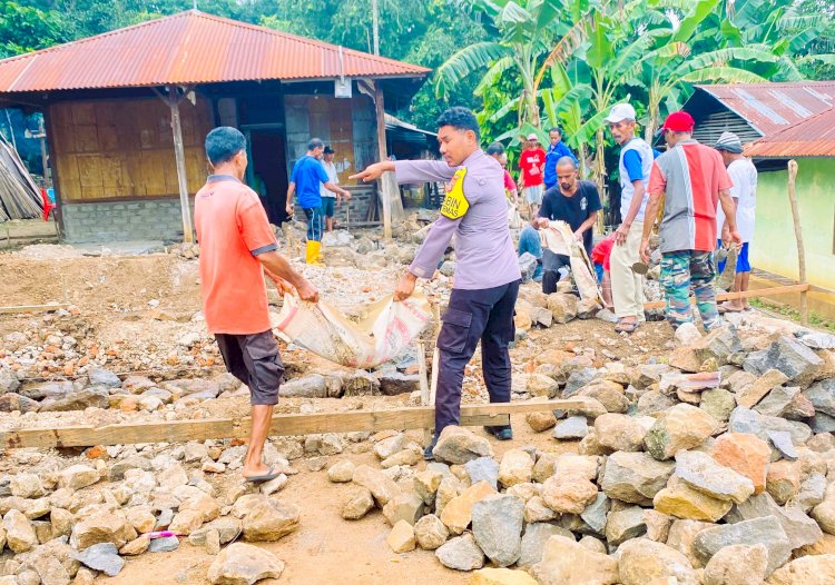 Turut Serta dalam Pembangunan Rumah Adat Suku Wungubelen. Briptu Hatip Ajak Warga Jaga Kamtibmas dan Tolak Premanisme