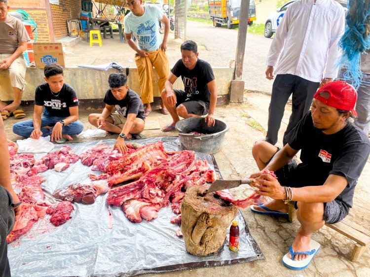 Semangat Berbagi di Idul Adha, Polres Flotim Sembelih Sapi Qurban Bagikan ke Warga dan Personel Usai Salat Id