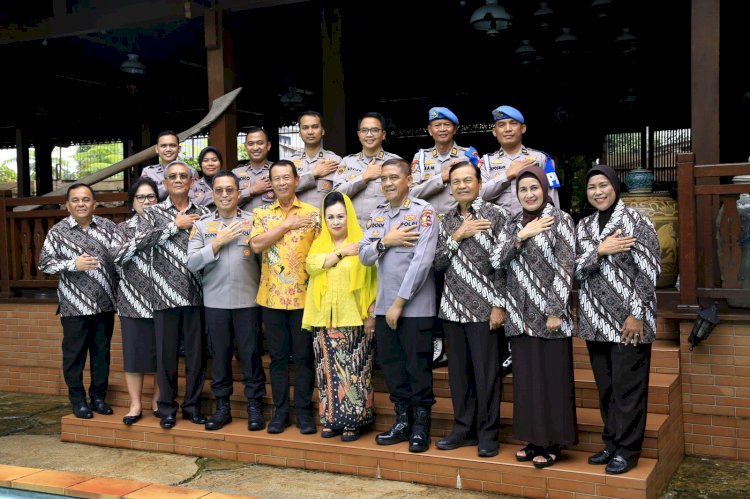 Anjangsana HUT Bhayangkara ke-79, Tim Polri Sambangi Kediaman Jenderal (Purn) Sutarman