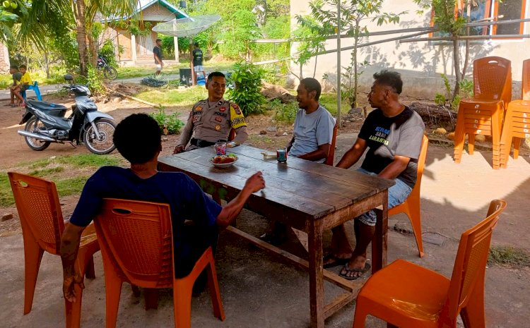 Bhabinkamtibmas Titehena Himbau Warga Jaga Kamtibmas Saat Perayaan Komuni Suci di Desa Adabang