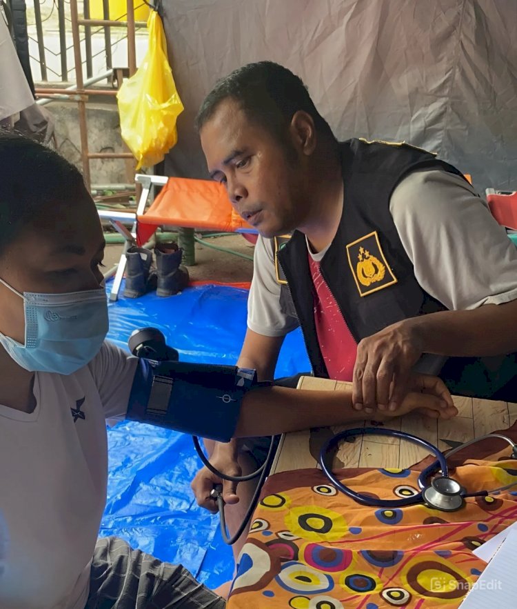 Polri Hadir untuk Masyarakat: Dokkes Polda NTT Gelar Pelayanan Kesehatan di Posko Pengungsian Gunung Lewotobi