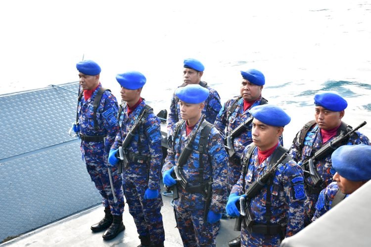 Polri untuk Masyarakat: Tabur Bunga di Teluk Kupang Peringati HUT Bhayangkara ke-79