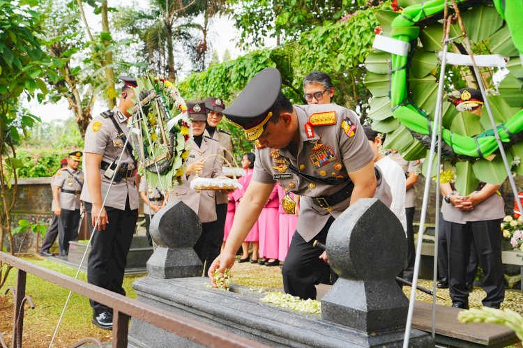 Jelang Hari Bhayangkara, Kapolri Ziarah ke Makam BJ Habibie hingga Hoegeng  