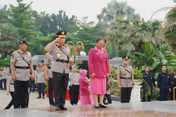 Jelang Hari Bhayangkara, Kapolri Ziarah ke Makam BJ Habibie hingga Hoegeng  