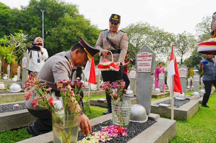 Jelang Hari Bhayangkara, Kapolri Ziarah ke Makam BJ Habibie hingga Hoegeng  
