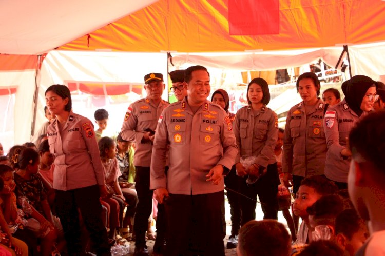 Kapolda NTT Kunjungi Anak-anak Pengungsi Lewotobi, Beri Bingkisan dan Dukungan Trauma Healing