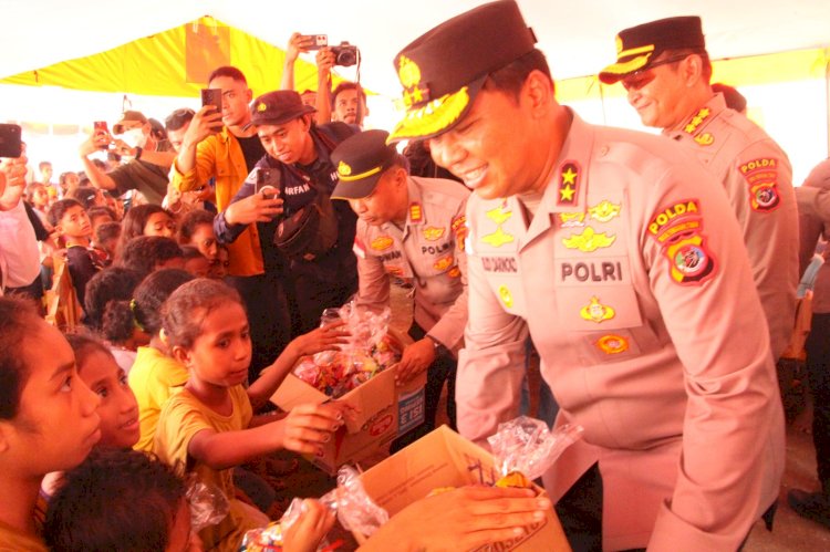 Kapolda NTT Kunjungi Anak-anak Pengungsi Lewotobi, Beri Bingkisan dan Dukungan Trauma Healing