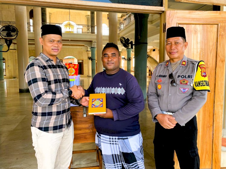 Bhakti Religi HUT Bhayangkara ke-79, Polres Flotim Salurkan Bantuan Al-Qur’an dari Kapolda NTT ke Sejumlah Masjid