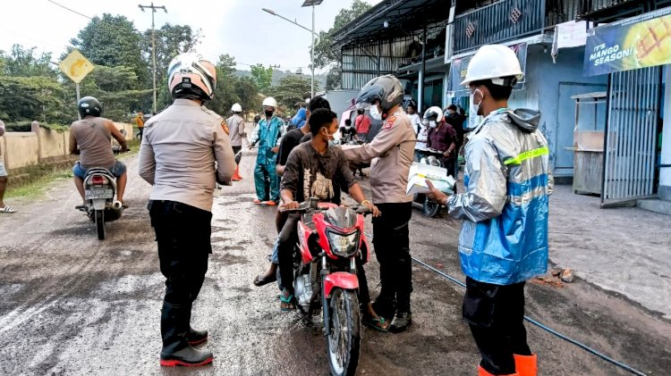 Polres Flotim, Biddokkes Polda NTT, dan Polsek Wulanggitang Bagikan Masker kepada Warga Saat Erupsi Gunung Lewotobi Laki-laki