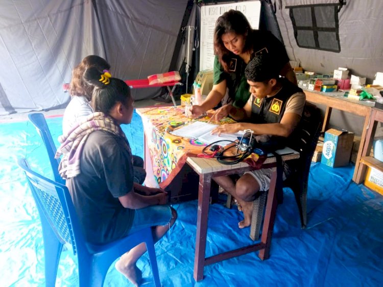 Tanggap Bencana, Polres Flotim Bersama Polda NTT Layani Kesehatan Korban Erupsi Gunung Lewotobi