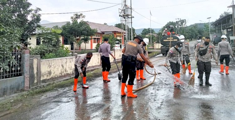 Peduli Keselamatan Pengguna Jalan, Polres Flotim Kembali Bersihkan Abu Vulkanik di Jalan Raya Larantuka–Maumere