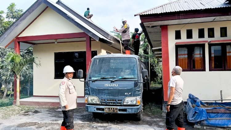 Cegah Kerusakan Bangunan, Polsek Wulanggitang Lakukan Pembersihan Atap