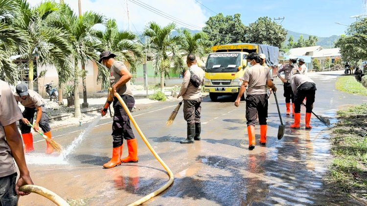 Jalan Aman, Warga Tenang: Polres Flotim Sterilkan Jalur Nasional Larantuka–Maumere dari Abu Vulkanik