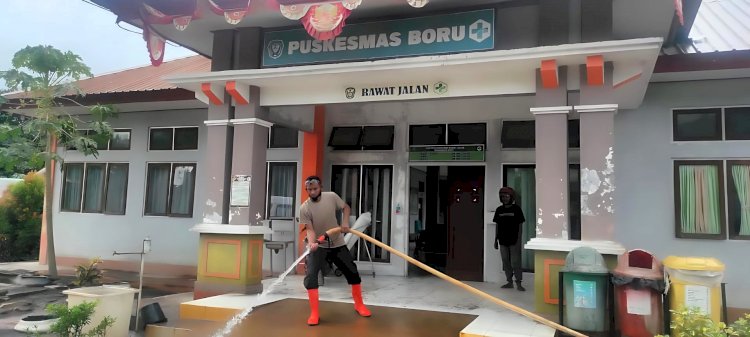 Penuh Abu Vulkanik, Polsek Wulanggitang Gencar Bersihkan Fasilitas Umum dan Rumah Warga