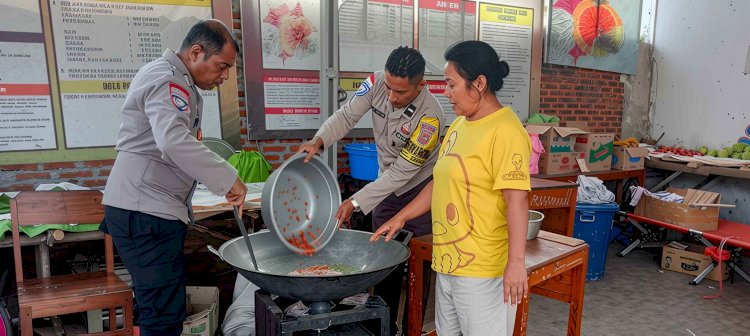 Peduli Pengungsi, Polres Flores Timur Aktif Bantu Dapur Umum di Posko Lewolaga dan Kobasoma