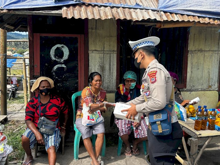Tak Hanya Pengaturan Lalu Lintas, Polres Flotim Melalui Jajarannya Juga Bagikan Masker Kepada Warga Terdampak Erupsi