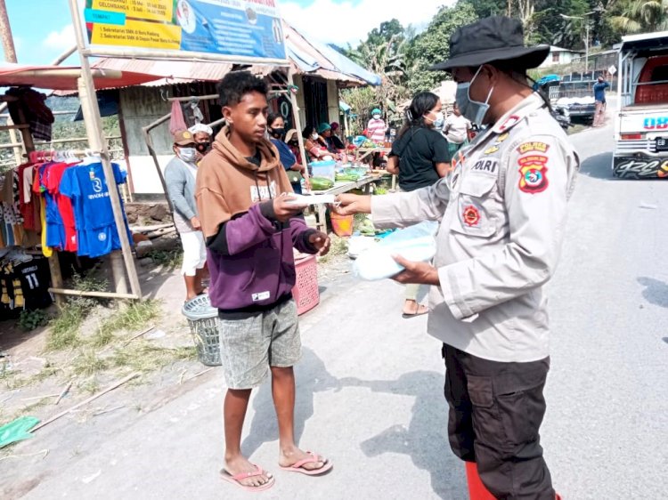 Tak Kenal Lelah, Tampak Personel Polres Flotim Patroli dan Bagikan Masker kepada Warga