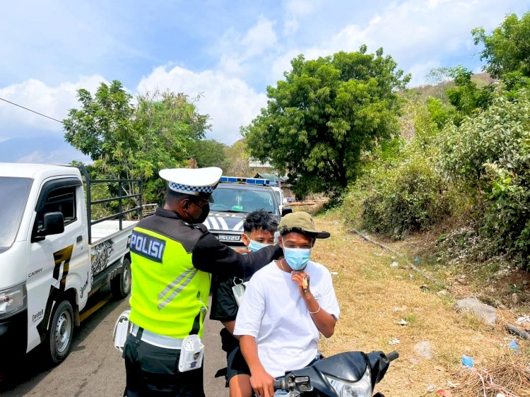 Lintas Aman, Nafas Nyaman: Polres Flotim Imbau Pengendara Gunakan Masker dan Helm