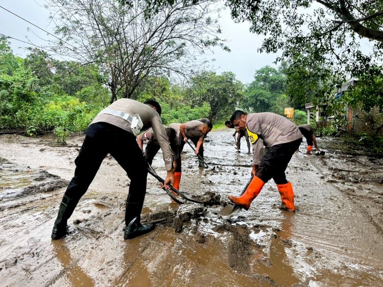 Aksi Tanggap Polres Flotim: Bersihkan Jalan Trans Larantuka–Maumere Tertutup Lahar Hujan