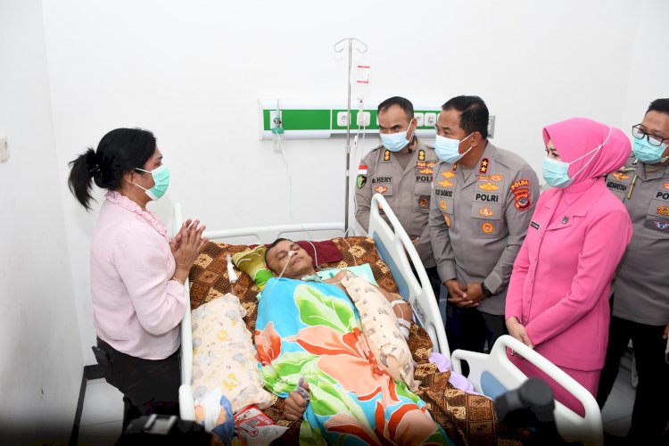 Kapolda NTT Tunjukkan Kepedulian, Jenguk Anggota Polres TTS yang Alami Laka Saat Tugas Pengawalan