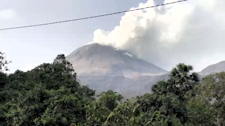 Gunung Lewotobi Erupsi Hebat Tadi Malam, Polres Flotim: Utamakan Keselamatan, Segera Kembali Kepengungsian