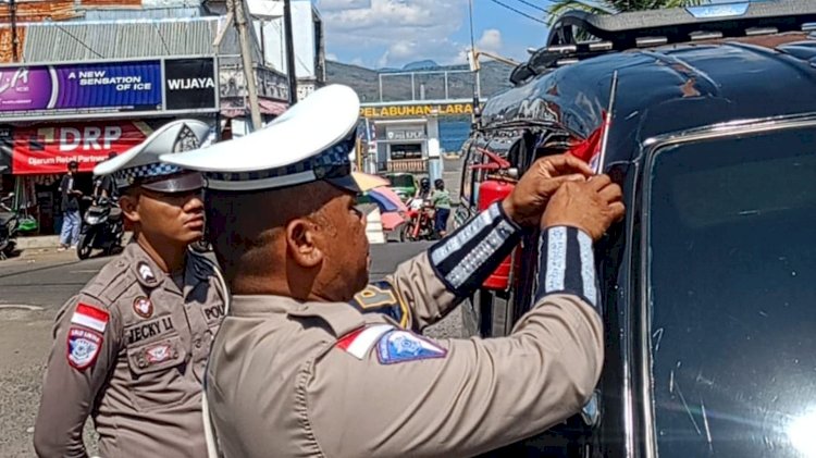 Polantas Menyapa: Polres Flores Timur Ajak Pengendara Bangkitkan Nasionalisme Lewat Bendera Merah Putih