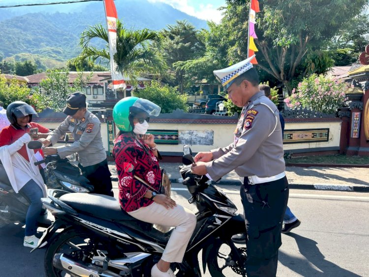 Polres Flotim Bagi Bendera Merah Putih ke Para Pegendara Jelang Hari Kemerdekaan RI ke-80