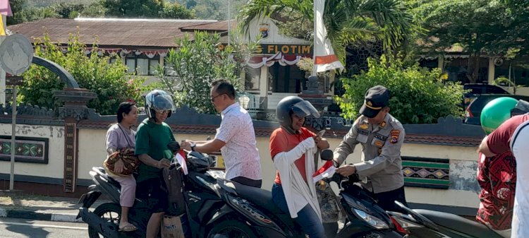 Polres Flotim Bagi Bendera Merah Putih ke Para Pegendara Jelang Hari Kemerdekaan RI ke-80