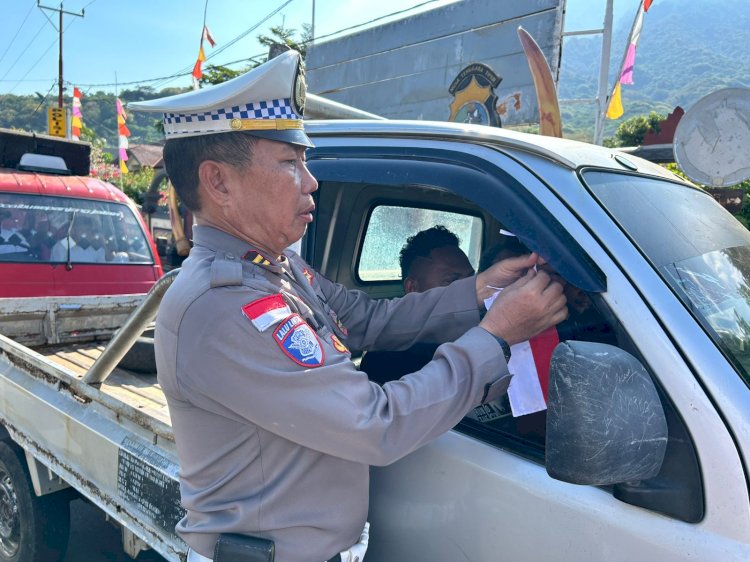Polres Flotim Bagi Bendera Merah Putih ke Para Pegendara Jelang Hari Kemerdekaan RI ke-80